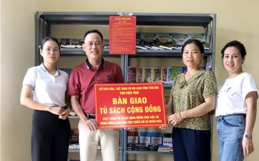 Thư viện tỉnh Bàn giao tủ sách cộng đồng xã Nậm Lành, huyện Văn Chấn